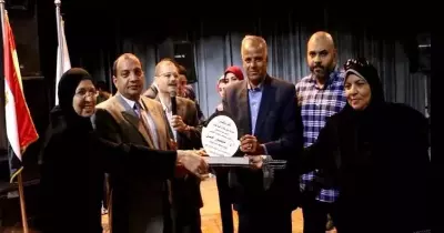 أولياء الأمور يكرمون رئيس جامعة بني سويف في حفل تخرج كلية التجارة