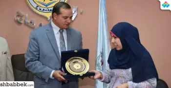 تكريم باحثة كفيفة بجامعة سوهاج لحصولها على الماجيستير
