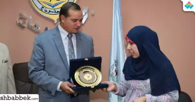تكريم باحثة كفيفة بجامعة سوهاج لحصولها على الماجيستير