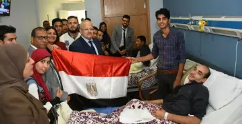 بالصور.. رئيس جامعة القاهرة يزور مصابي العملية الإرهابية بالواحات