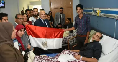 بالصور.. رئيس جامعة القاهرة يزور مصابي العملية الإرهابية بالواحات