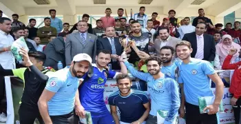 لاعب الأهلي السابق في بطولة كرة قدم بكلية تجارة بني سويف (صور)