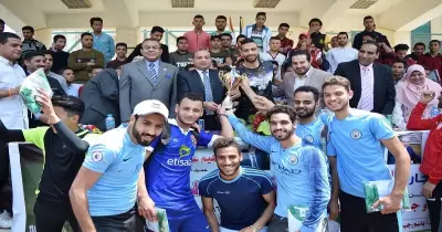 لاعب الأهلي السابق في بطولة كرة قدم بكلية تجارة بني سويف (صور)