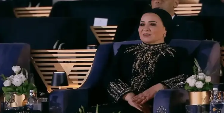  مصممة فستان انتصار السيسي تكشف سر النقوشات.. رمز الملكية والقوة 