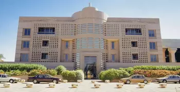 جامعة الملك عبد العزيز تُنهي خدمة أستاذة مصرية.. ووزيرة الهجرة تتابع القضية
