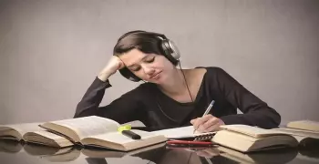 الموسيقى مفيدة للمذاكرة لكن بشروط.. تعرف عليها (انفوجراف)