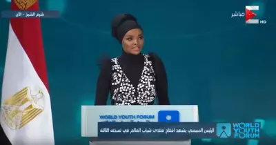 شاهد قصة أول عارضة أزياء محجبة التى نشأت في معسكر للاجئين