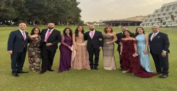 تجاهل لميس الحديدي لعمرو أديب في خطوبة نجلهما (فيديو)