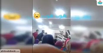 شاهد أستاذ يشتم الطلاب ويضربهم بـ«القلم والكرسي»