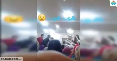 شاهد أستاذ يشتم الطلاب ويضربهم بـ«القلم والكرسي»