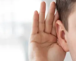 إنجاز عالمي بجامعة العاصمة.. أستاذ الصيدلة حازم حسن ينهي معاناة الصمم الخلقي