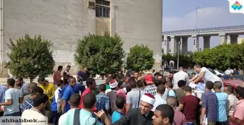 رئيس جامعة الأزهر يوزع كتبا ضد التطرف على الطلاب الجدد وسط زحام شديد