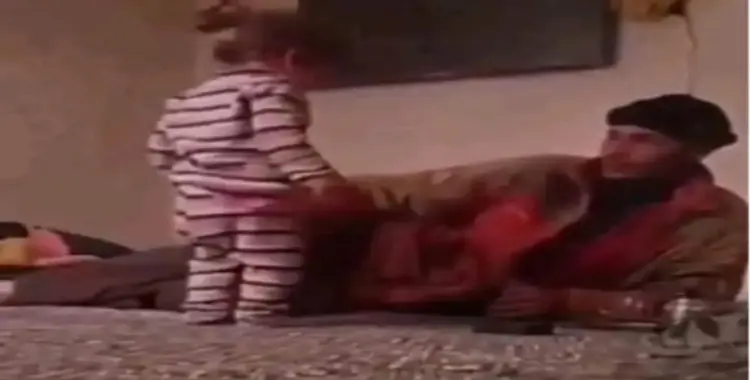  فيديو تعذيب الطفلة الصغيرة.. أب يتعدى على ابنته بوحشية 