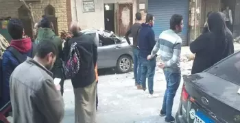 لحظة سقوط بلكونة بعروسين من الطابق الخامس في الإسكندرية.. شاهد السقوط المرعب