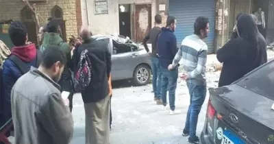 لحظة سقوط بلكونة بعروسين من الطابق الخامس في الإسكندرية.. شاهد السقوط المرعب