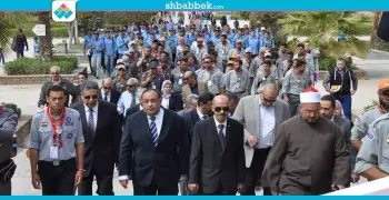 صور| رئيس جامعة حلوان يقود مسيرة داخل الحرم الجامعي