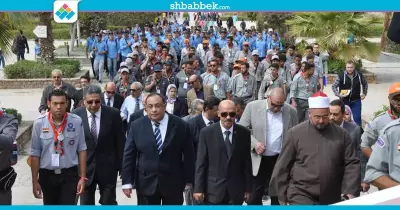 صور| رئيس جامعة حلوان يقود مسيرة داخل الحرم الجامعي