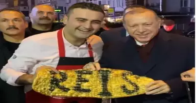 شاهد الشيف بوراك يستقبل أردوغان بمطعمه ويلتقط معه «سيلفي»