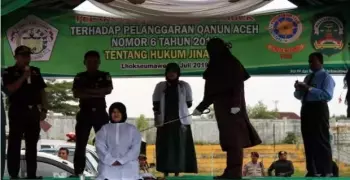 جلد شاب وفتاة علنا في أندونيسيا بسبب ممارسة الرذيلة