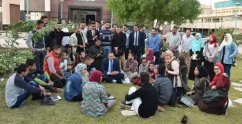 رئيس جامعة سوهاج يشارك في جلسة سمر ويستمع لشكاوى الطلاب