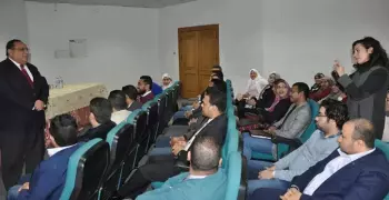 رئيس جامعة حلوان يستمع لاقتراحات أعضاء هيئة التدريس بكلية التجارة