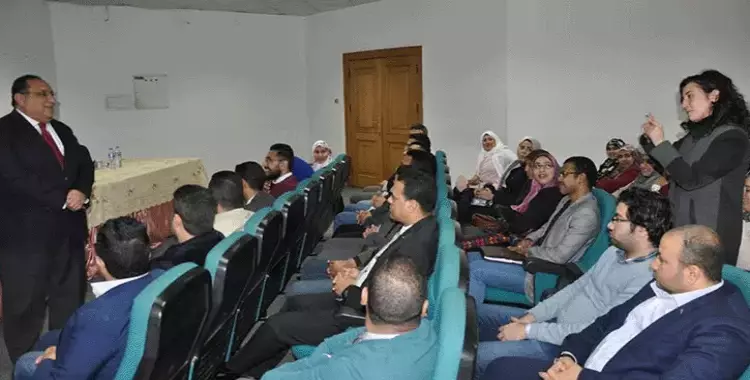  رئيس جامعة حلوان يستمع لاقتراحات أعضاء هيئة التدريس بكلية التجارة 