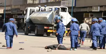 بعد اندلاع الاحتجاجات.. إطلاق الغاز على متظاهرين ضد حكومة زيمبابوى (صور)