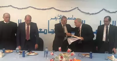 رئيس جامعة الأزهر يكرم مدير المدن الجامعية لبلوغه سن المعاش