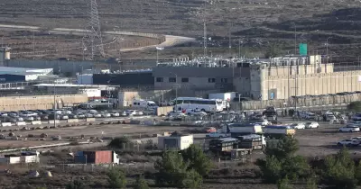 سجن عوفر الآن.. إطلاق الرصاص الحي على أسر الأسرى الفلسطينيين