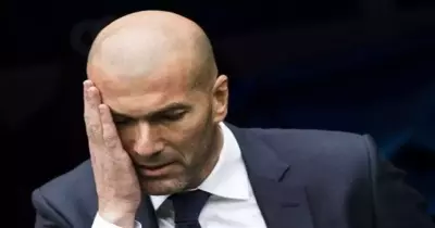 مظاهرة إلكترونية لطرد زين الدين زيدان بعد فضيحة ريال مدريد أمام اتليتكو