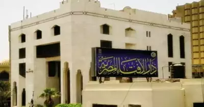 دار الإفتاء: احتضان الزوج لزوجته أثناء صيامها مكروه (فيديو)