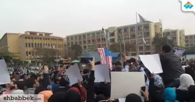 بالفيديو.. طلاب جامعة عين شمس يحرقون العلم الأمريكي