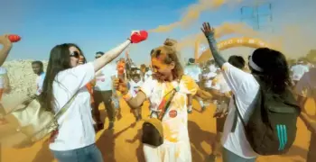 قبلات ورقص وأحضان في سباق الألوان بالرياض (فيديو)