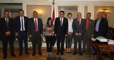 باحثتان تشاركان في إيجاد علاج للسرطان ووزير التعليم العالي يكرمهما