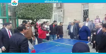 رئيس جامعة القاهرة يلعب «تنس طاولة»