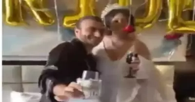 حفل زفاف داخل غرفة النوم بالصور