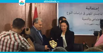 «نصار نصير المرأة».. المجلس القومي يسلم رئيس جامعة القاهرة درعا شرفيا