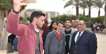رئيس جامعة حلوان يتفقد الحرم الجامعي مع بدابة الفصل الدراسي الثاني