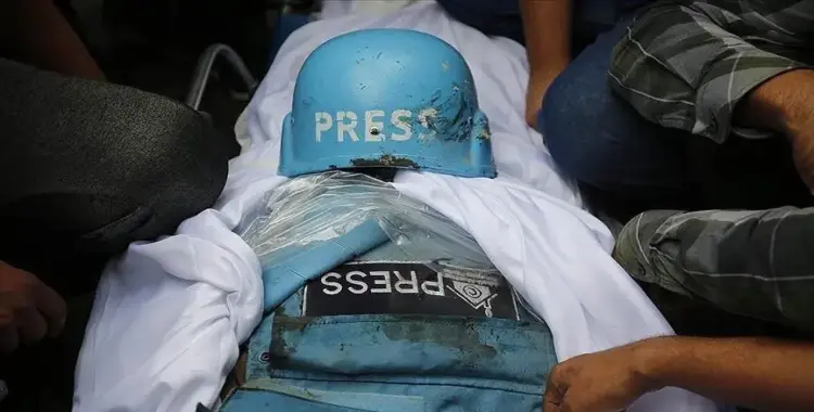 لحظة استهداف الصحفيين في غزة اليوم.. قصف على الهواء مباشرة 