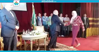 رئيس جامعة القاهرة يكرم بطلة العالم في الكاراتيه (صور)