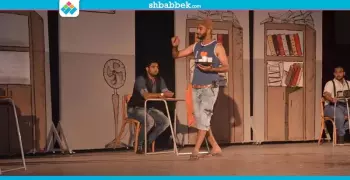 «الدنيا رواية هزلية».. موظف ينتقل للعصر الجاهلي في مسرحية بجامعة أسيوط