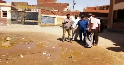 إخلاء مدرسة ابتدائية بأسوان بسبب طفح الصرف الصحي فيها (صور)
