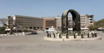 رصاصة في قاع الجمجمة.. أطباء جامعة أسيوط ينقذون شابا من الموت