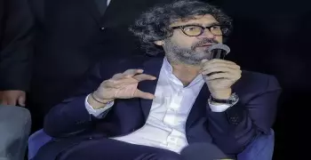 تفاصيل أزمة عمر هلال مخرج فيلم «فوي فوي فوي».. من السخرية إلى الاعتذار (فيديو)