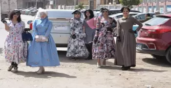 «جزيرة الورد» اسم على مسمى.. 7 بنات بالمنصورة بإطلالة ستينية (صور)