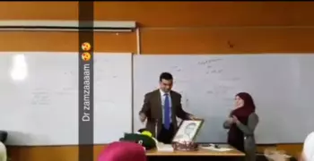 طلاب حقوق القاهرة يحتفلون بعيد ميلاد الدكتور عبدالمنعم زمزم (فيديو)