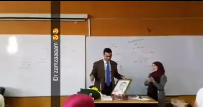 طلاب حقوق القاهرة يحتفلون بعيد ميلاد الدكتور عبدالمنعم زمزم (فيديو)