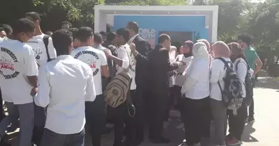توافد طلاب جامعة أسيوط على مكتب التسجيل للمشاركة في منتدى شباب العالم