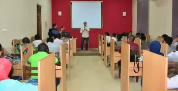 الإعلامي شريف بركات يحاضر للوافدين في مركز تدريب صوت الأزهر