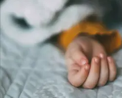 التحريات الأولية تكشف لغز وفاة طفلين شقيقين داخل منزلهما ببنها.. تفاصيل